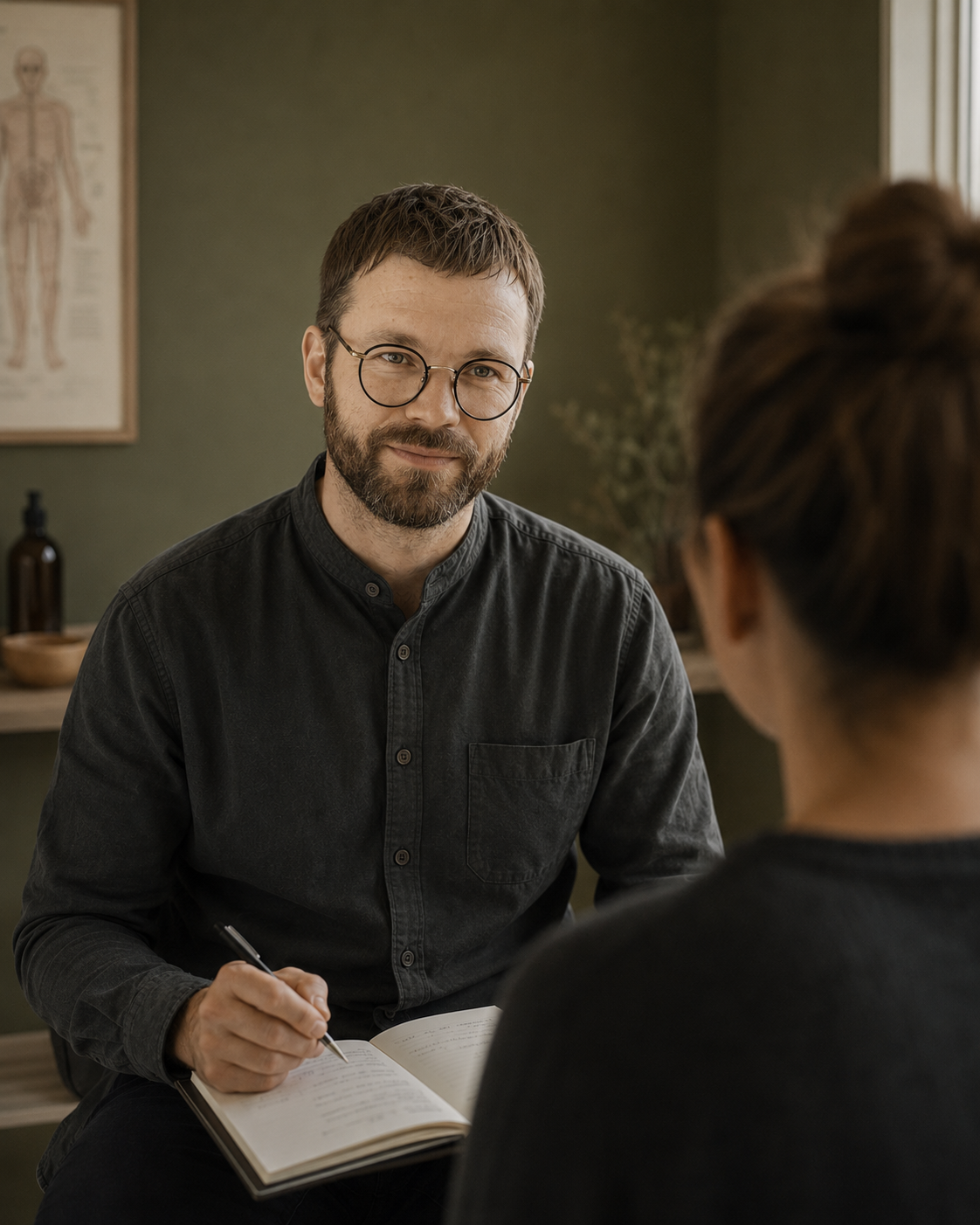 Nikolaj Munk i samtale med patient – grundig diagnostik og individuel tilgang