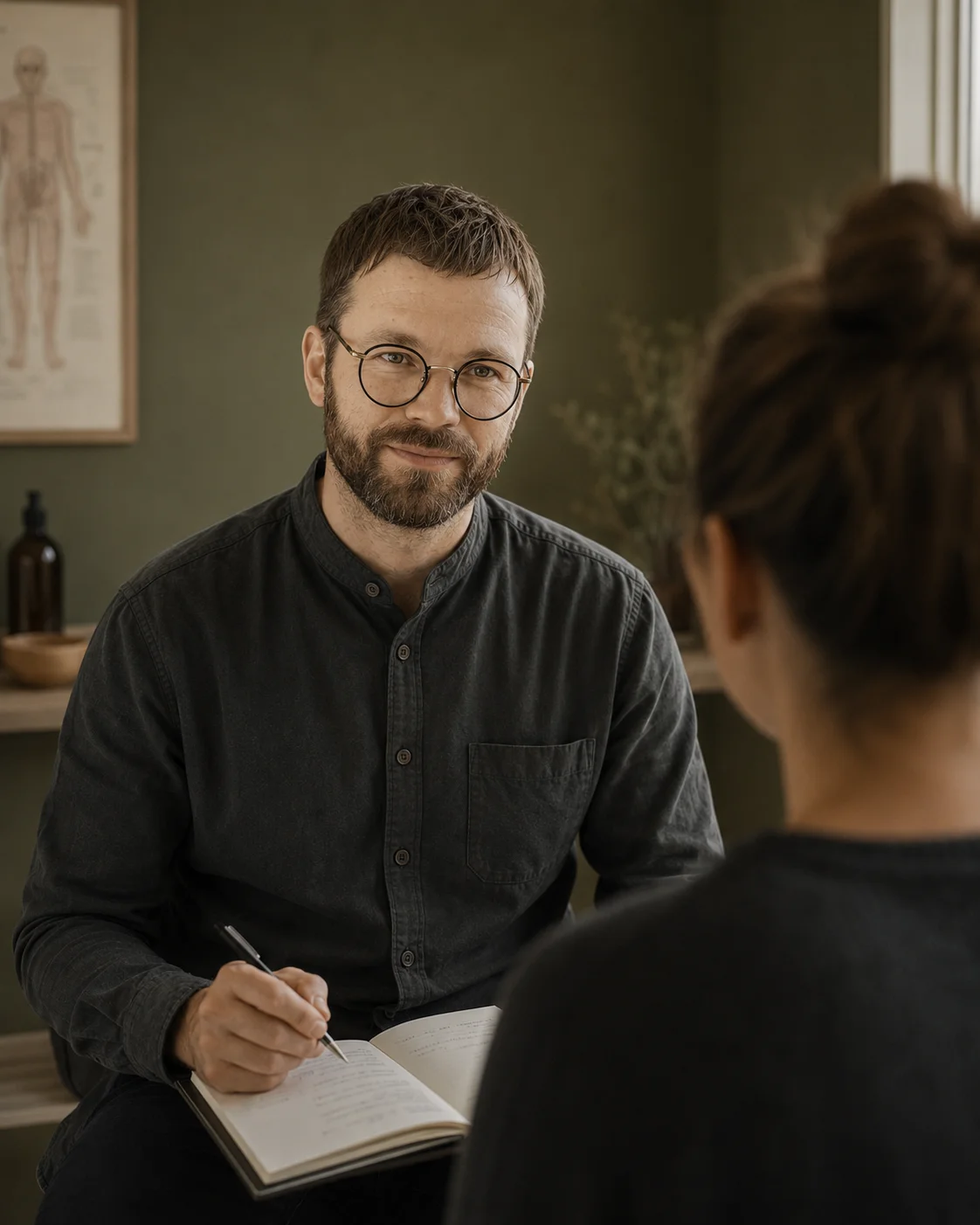 Nikolaj Munk i samtale med patient – grundig diagnostik og individuel tilgang